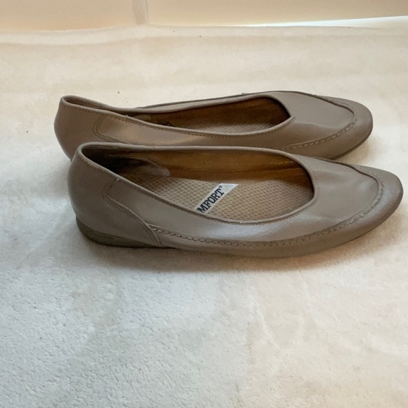 Tan Flats with Rounded Toe and Low-Cut Vamp - Picture 2 of 7